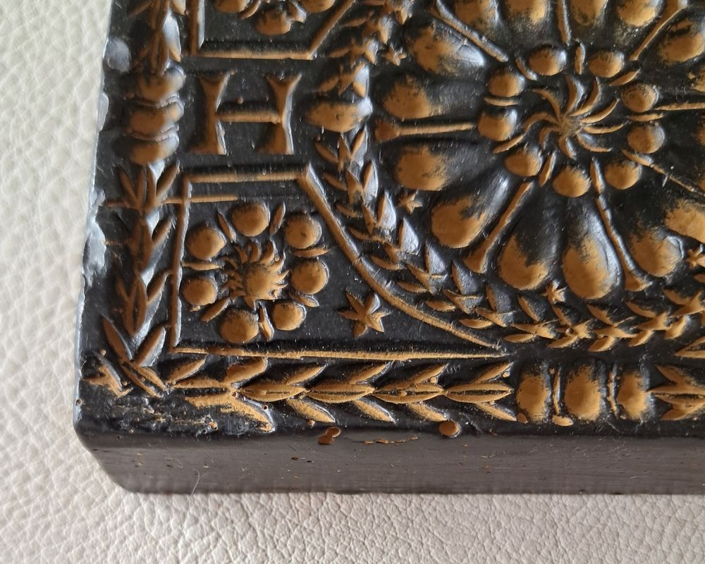 moule d&eacute;coratif en cire dure avec attache murale 
Décoration