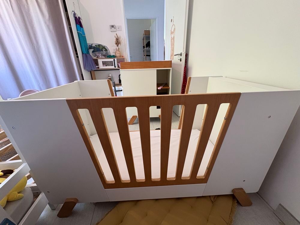 Lit b&eacute;b&eacute; &eacute;volutif et table &agrave; langer Mobilier enfants