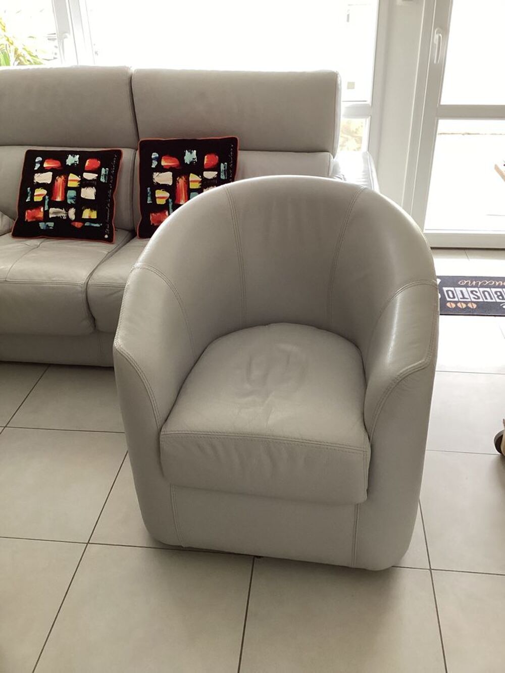 2 fauteuils cabriolets pivotants en cuir gris Meubles