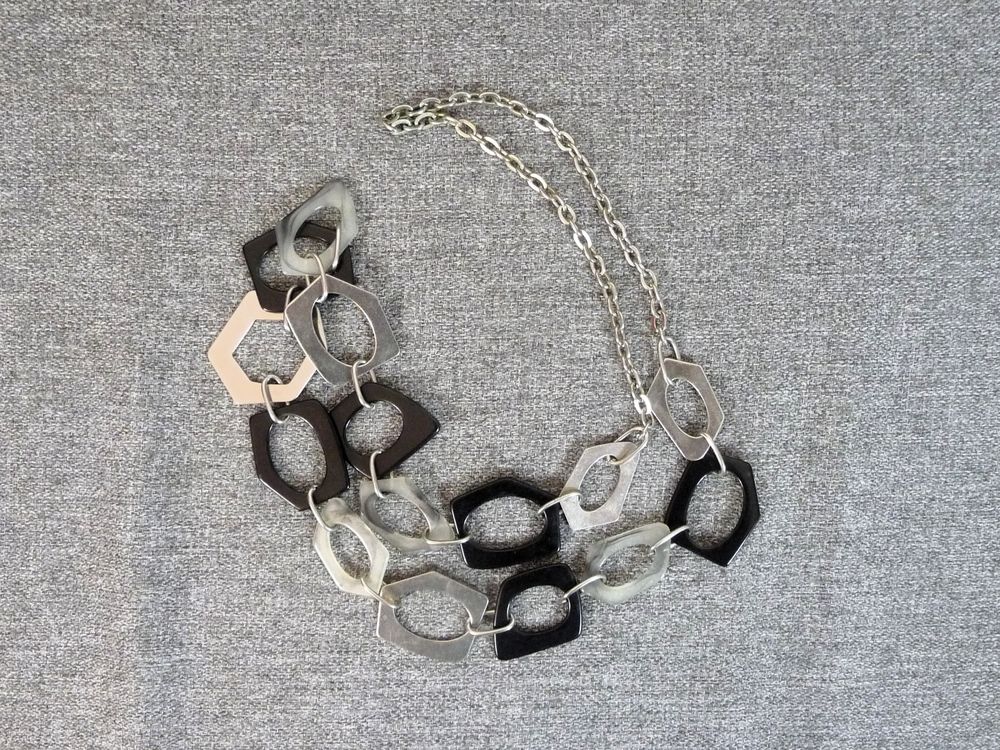 Collier/ Sautoir en M&eacute;tal Argent&eacute; et Maillons en Plastique Bijoux et montres