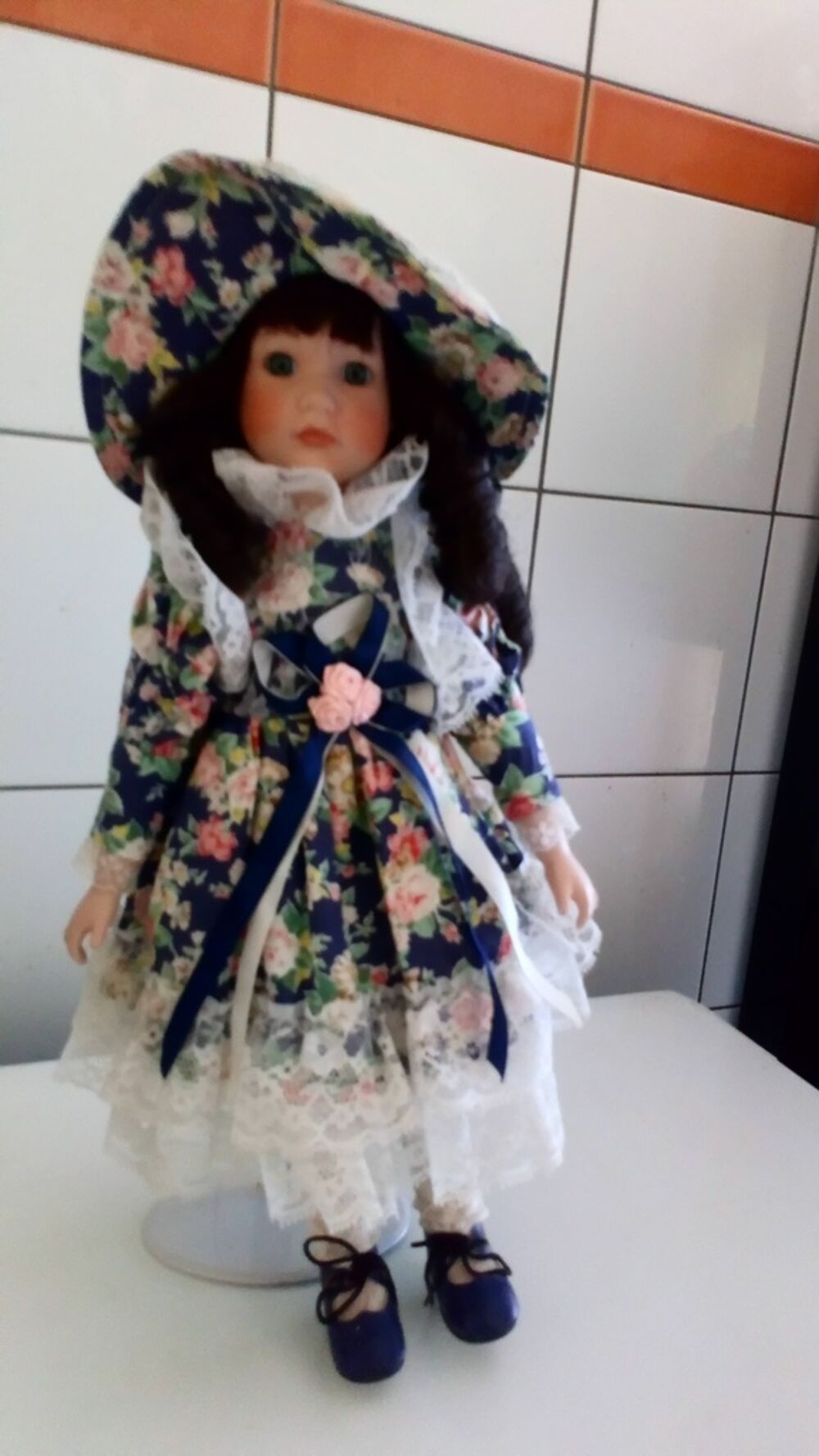 Poup&eacute;e Porcelaine Robe Florale et Capuche 