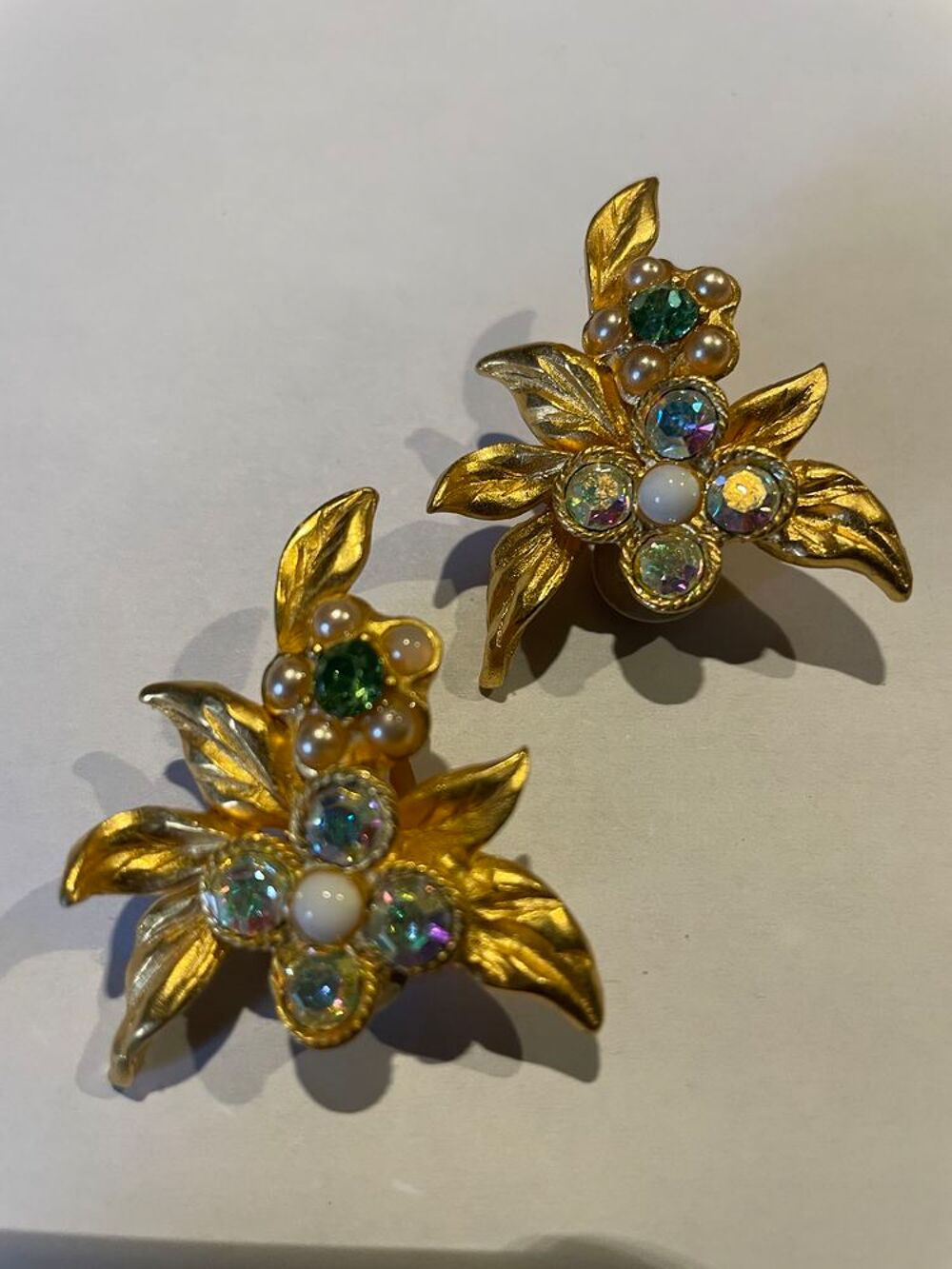 BO clip dor&eacute;e feuilles triangle avec cabochons nacr&eacute;s strass Bijoux et montres