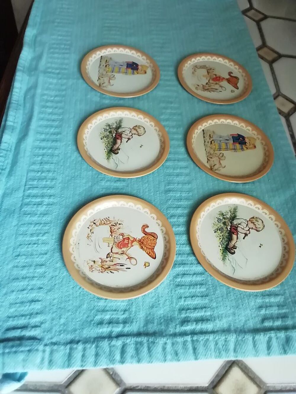 Sous tasses en m&eacute;tal ann&eacute;e 60 /70 avec figurine Cuisine