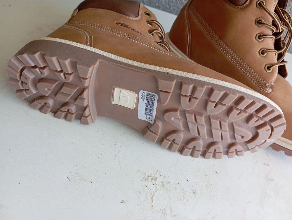 TRES BELLES CHAUSSURES HOMME ELLESSE Chaussures