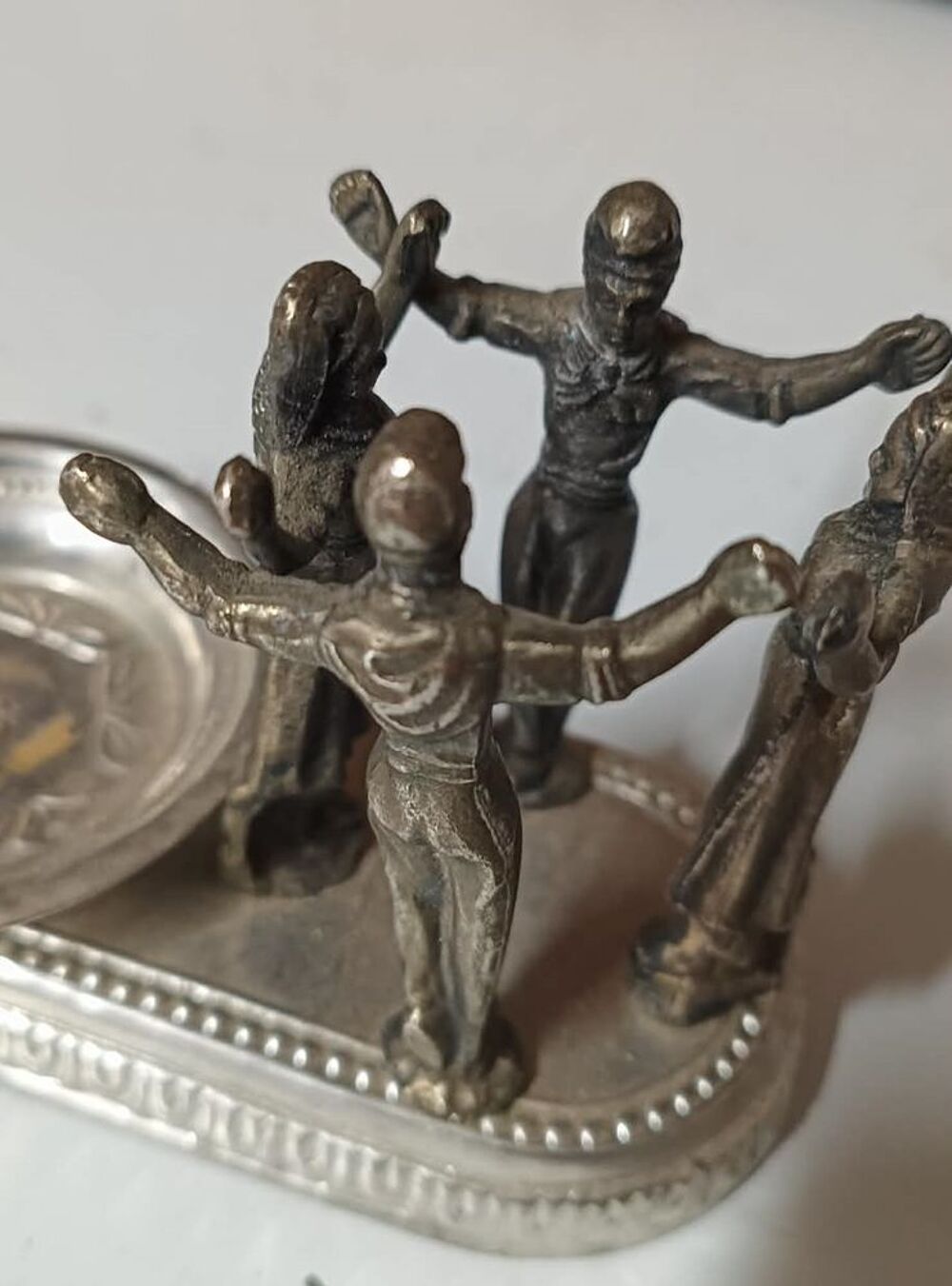 Cendrier ancien avec figurine 