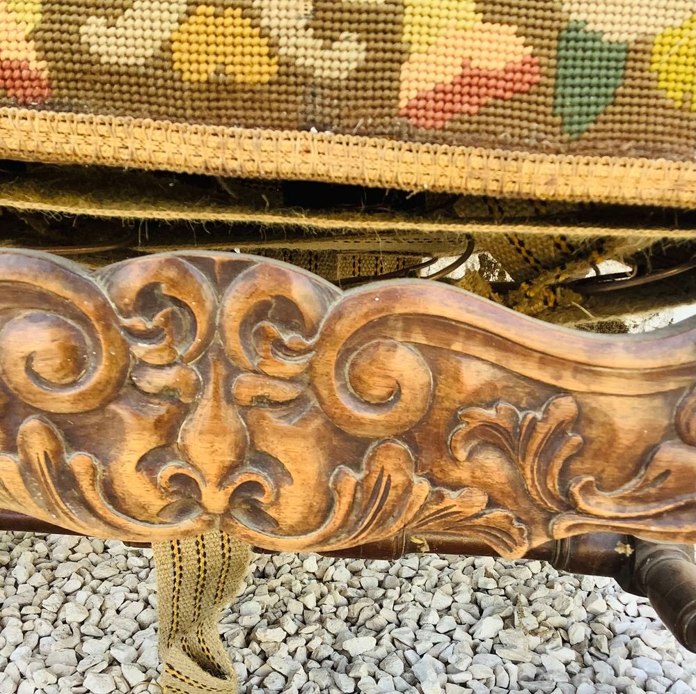 Une belle paire de fauteuils du style Louis XIII Meubles