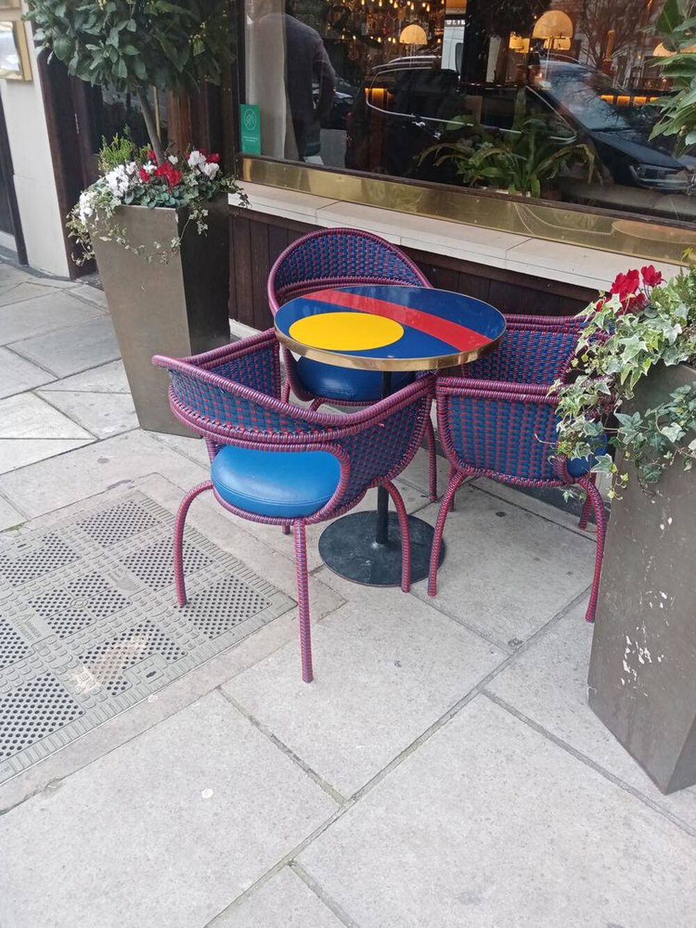  Chaises et des tables de bistrot Meubles