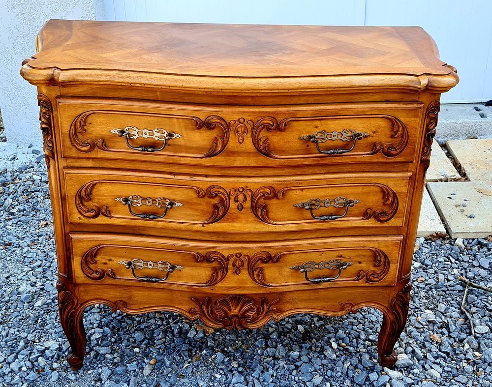 Commode en noyer massif, type proven&ccedil;al, style LXV Meubles