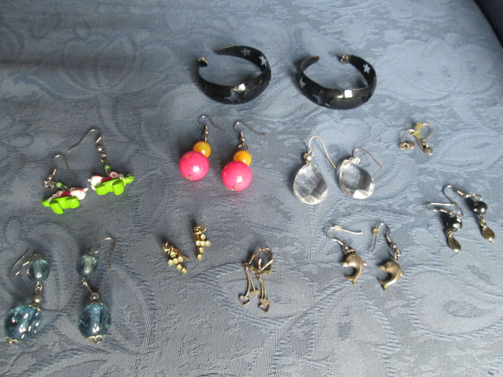 Lot 10 paires boucles d'oreilles 1 Bijoux et montres