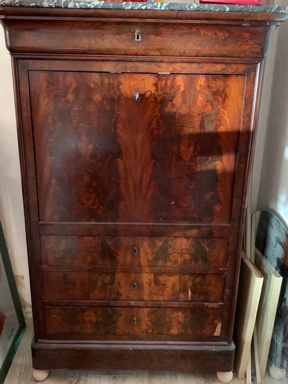 Secr&eacute;taire en acajou, dessus en marbre Meubles