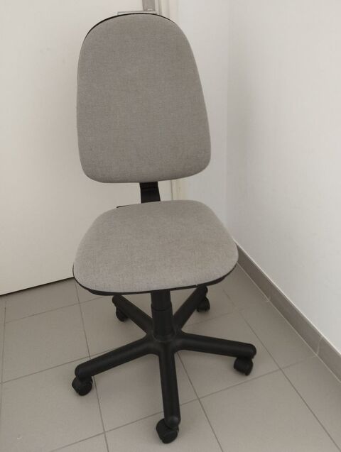 Chaise de bureau � roulettes pivotante.
10 Bandol (83)