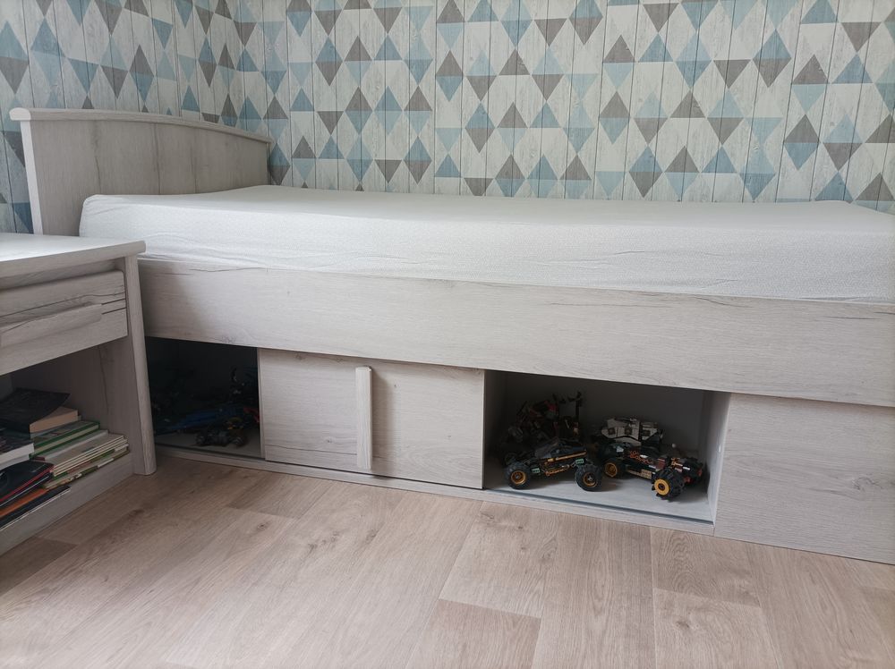 Ensemble LIT/ARMOIRE/TABLE DE CHEVET/MATELAS ET SOMMIER Meubles