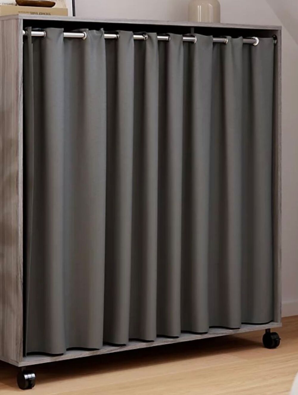 Rideaux gris et syst&egrave;me fixation Décoration