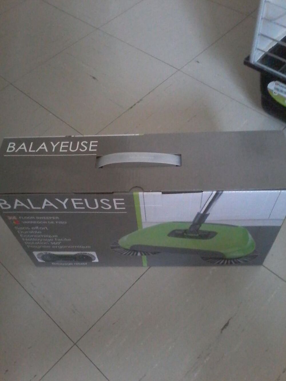 Balayeuse manuel neuf dans emballages Electromnager