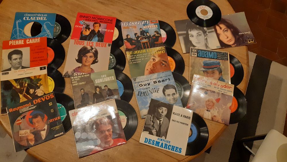 LOT DE 15 DISQUES VINYLES 45 TOURS VINTAGE CD et vinyles