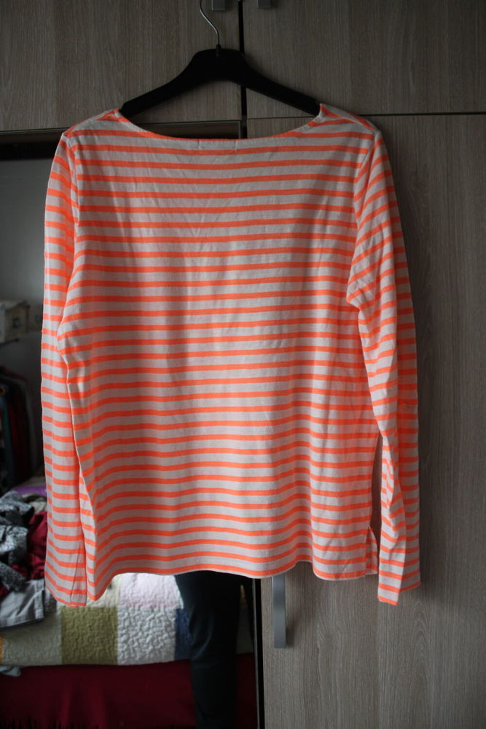 Tee-shirt manches longues rayures orange et blanc taille M.
Vêtements