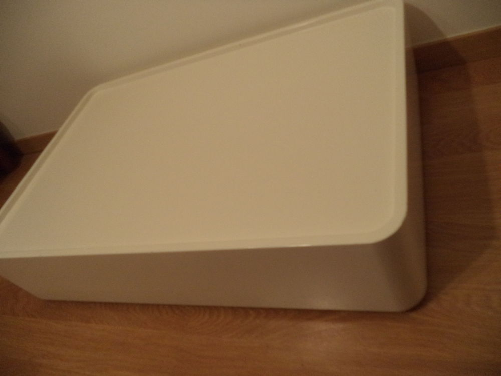 Meuble blanc sur roulettes. Meubles