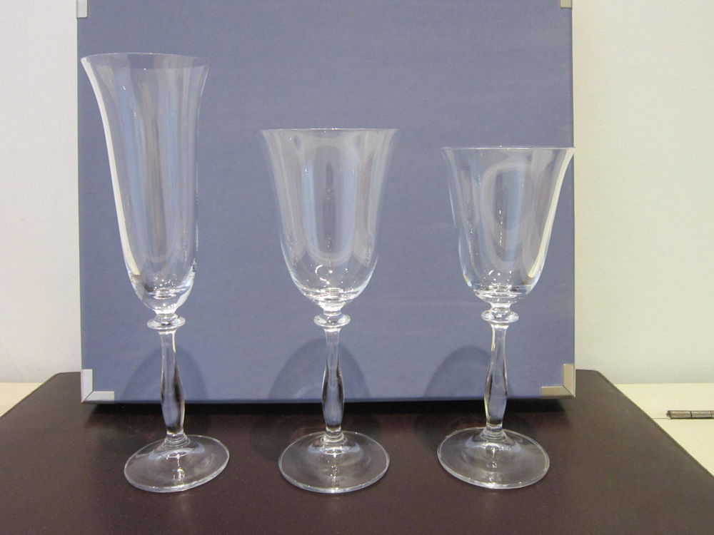 Ensemble de verres &agrave; eau, &agrave; vin et fl&ucirc;tes en cristallin Cuisine