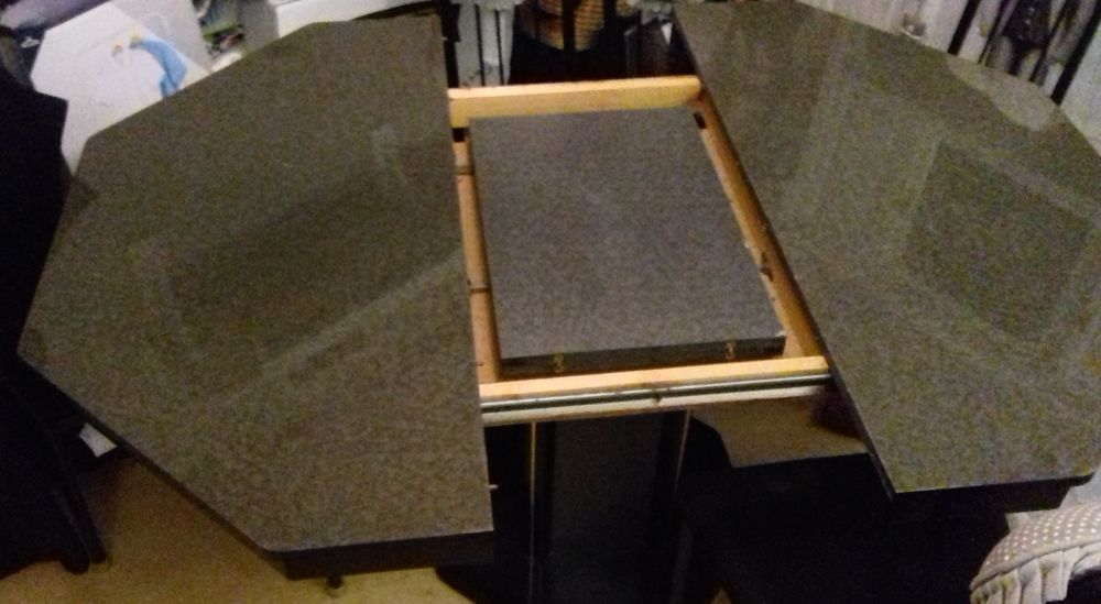 table octogonale avec rallonges int&eacute;gr&eacute;es
Meubles