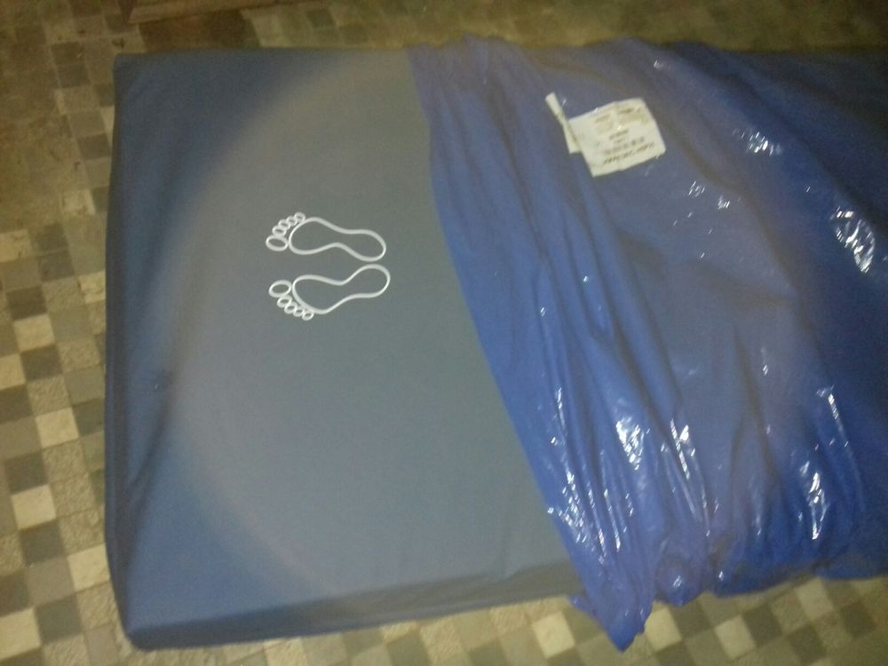 matelas pour lit m&eacute;dicalis&eacute; comme neuf Meubles