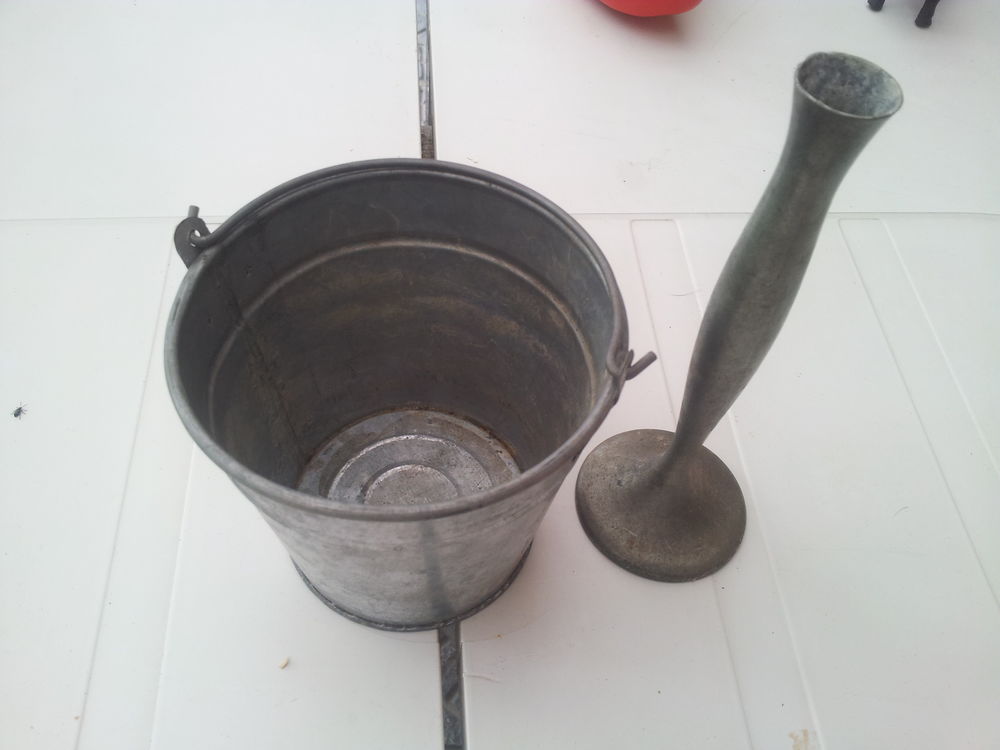 2 objet un soliflore et un pot en aluminium je pense Décoration