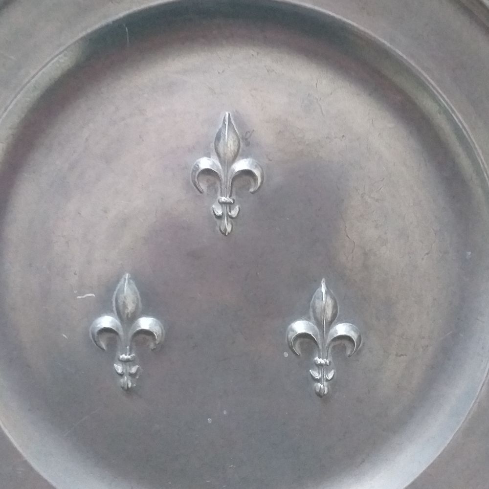  ETAIN DU ROUERGUE, Assiette d&eacute;corative au motif de 3 fleurs de lys 