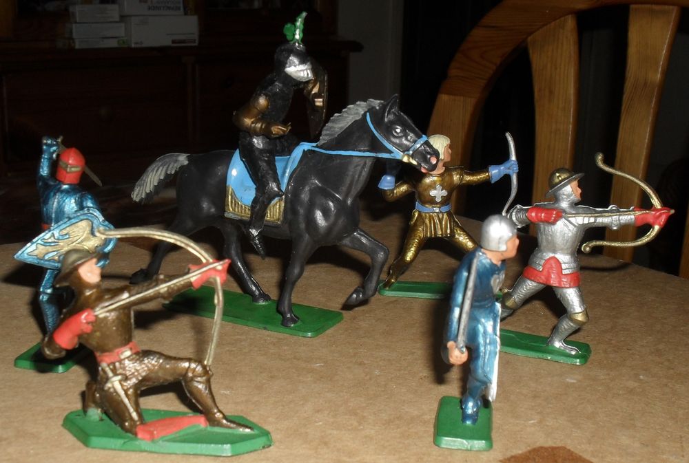 6 CHEVALIERS dont un &agrave; cheval Starlux Jeux / jouets