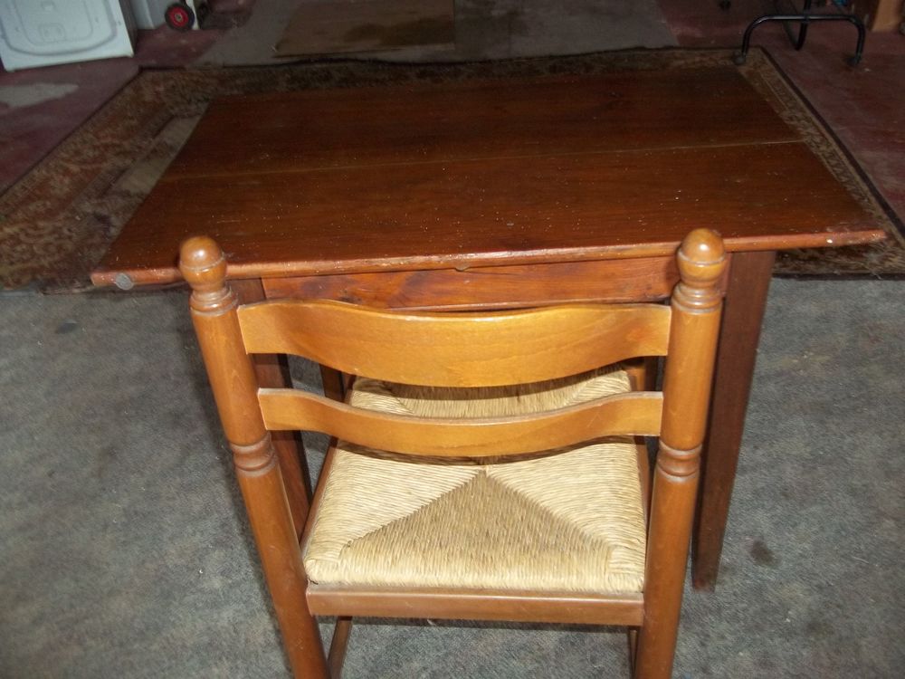 Petite table en bois + 1 chaise Meubles