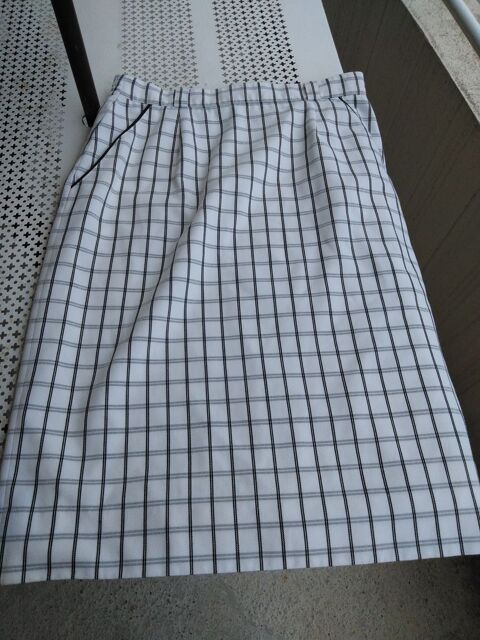 Jupe blanche � carreaux
10 Mont�limar (26)