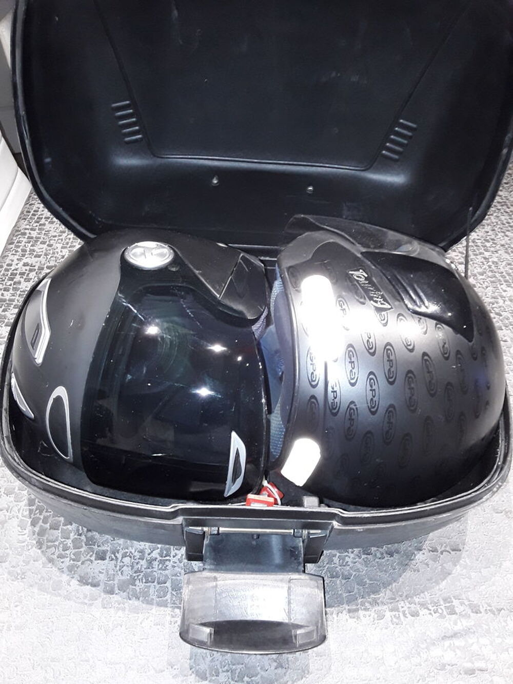 Top case noir avec catadioptre rouge Electroménager