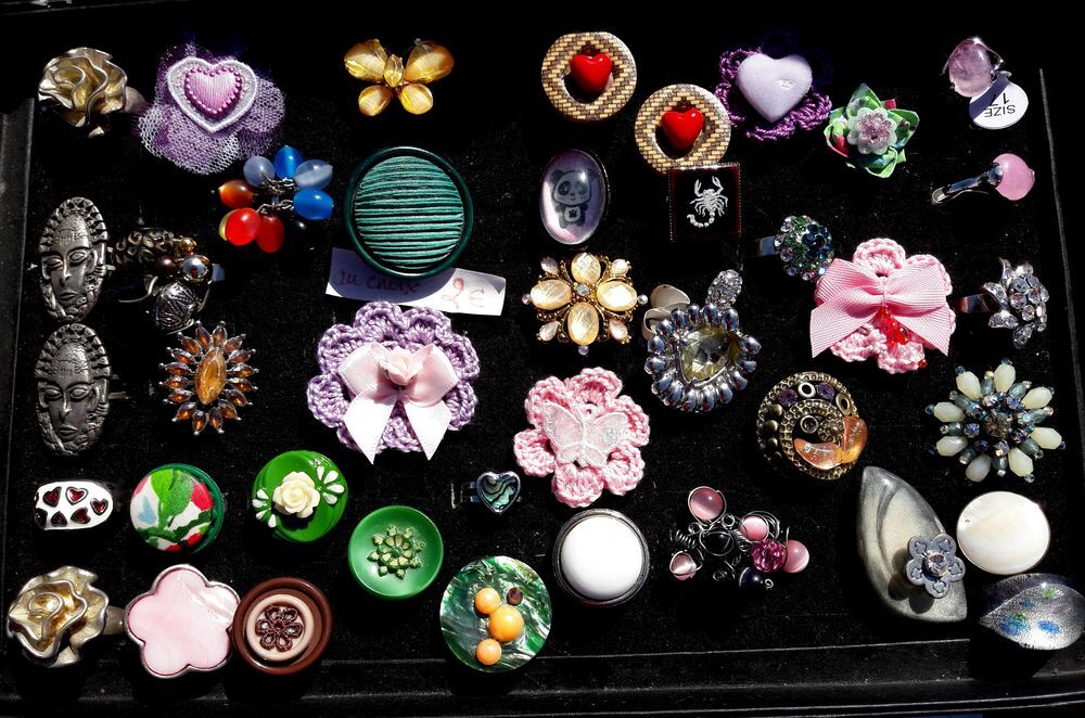 LOT de 40 bagues fantaisie Bijoux et montres