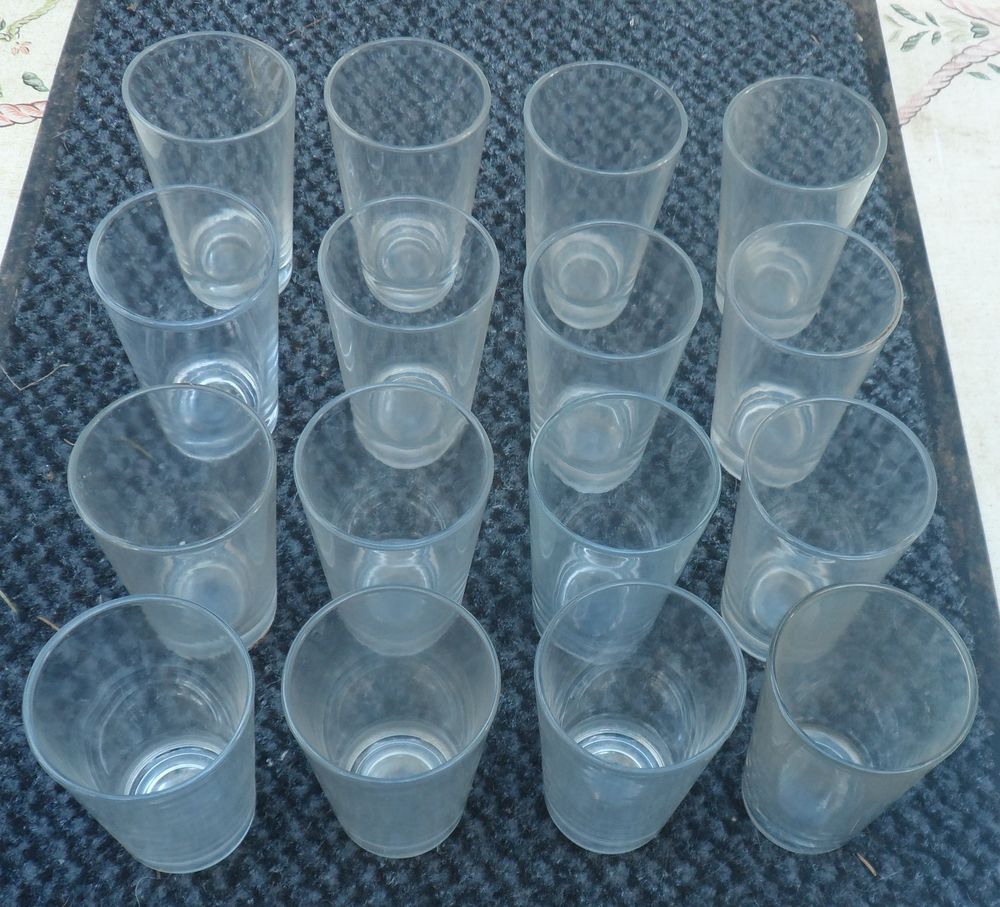 16 petits verres vintages hauteur 10 cm diam&egrave;tre du haut 5,5 Cuisine