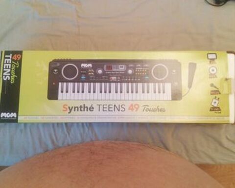 Synthtiseur de 49 touches de la marque MGM. Schiltigheim (67)
