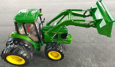 Tracteur John Deer avec chargeur ERTL
49 Mirecourt (88)