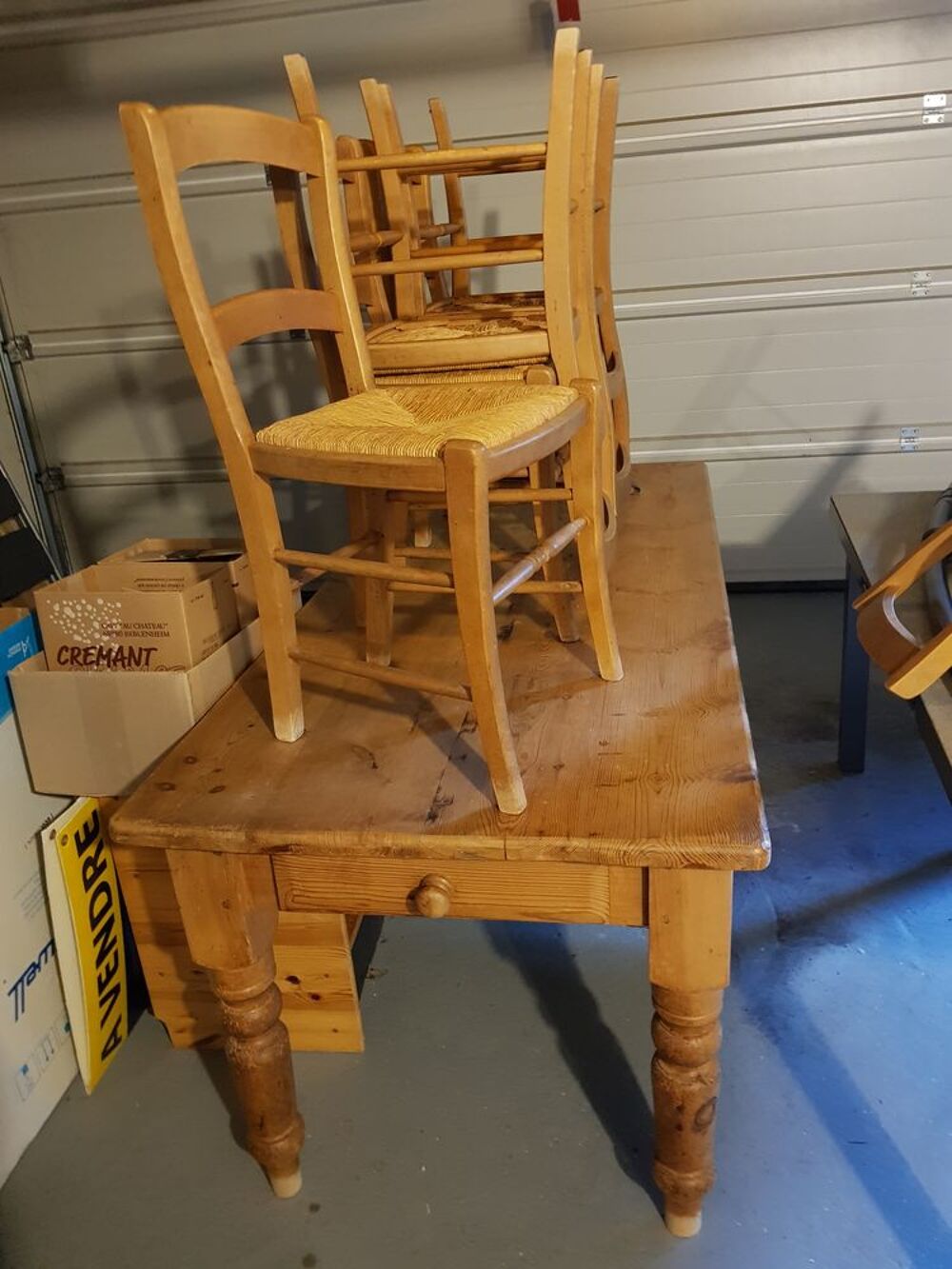 Table + 6 chaises 145 € Meubles