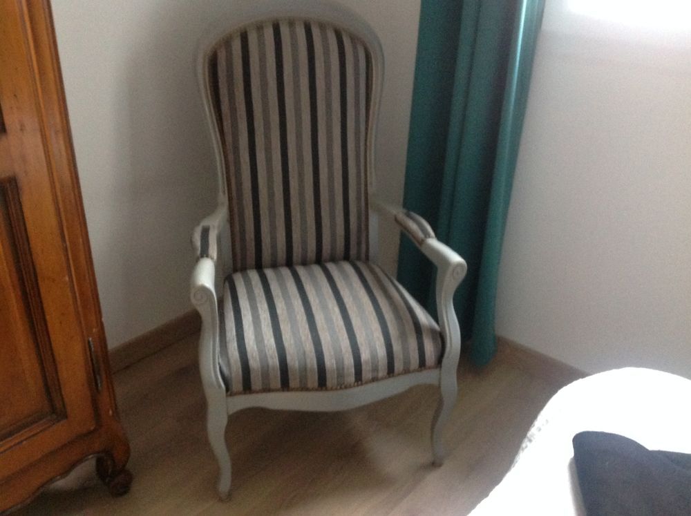 Fauteuil voltaire restaur&eacute; par tapissier Meubles