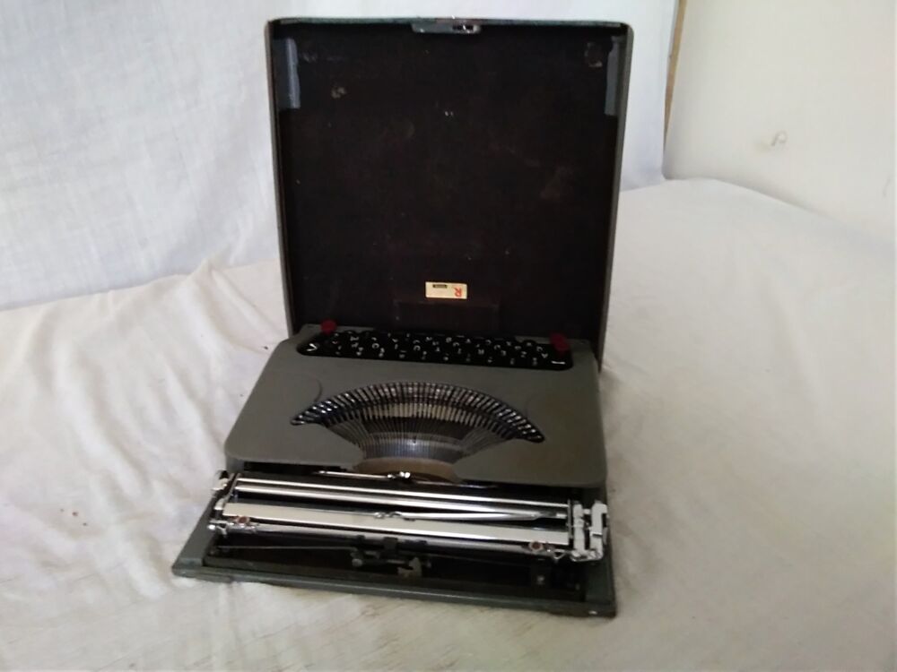 Machine &agrave; &eacute;crire de ma M&eacute;m&eacute;, garantie d'&eacute;poque. 