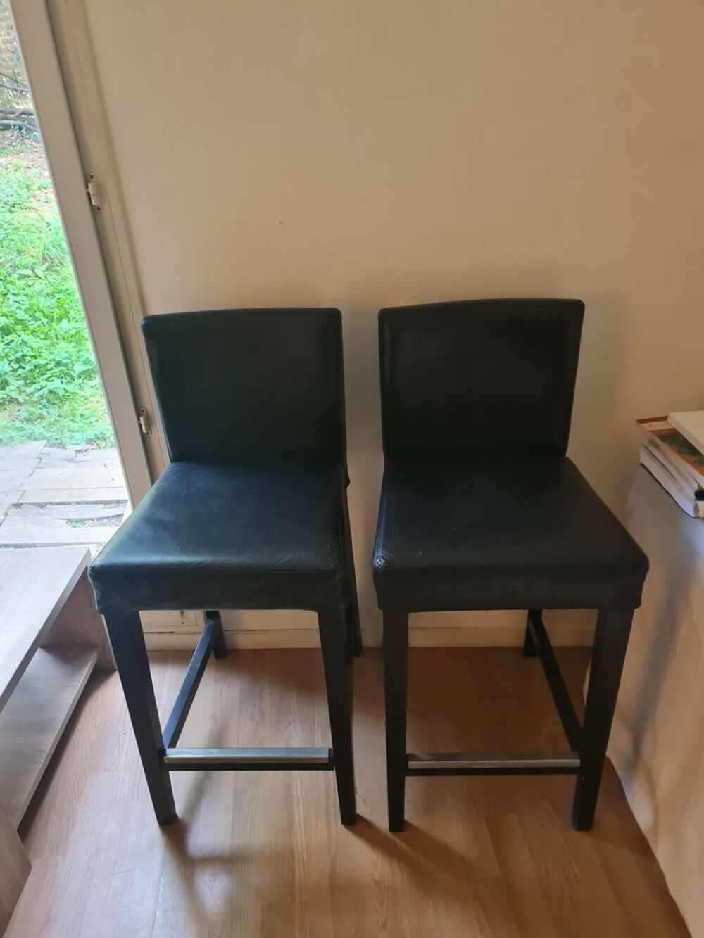 Canap&eacute; 3places,tabourets table basse,et 2 chauffagee &eacute;lec Meubles