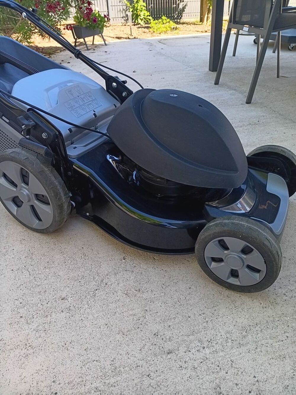 Tondeuse &eacute;lectrique tractee coupe 48cm Jardin