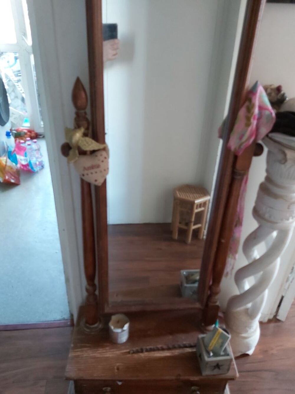Bonjour je un psych&eacute; :miroir avec tiroir et un fauteuil Décoration