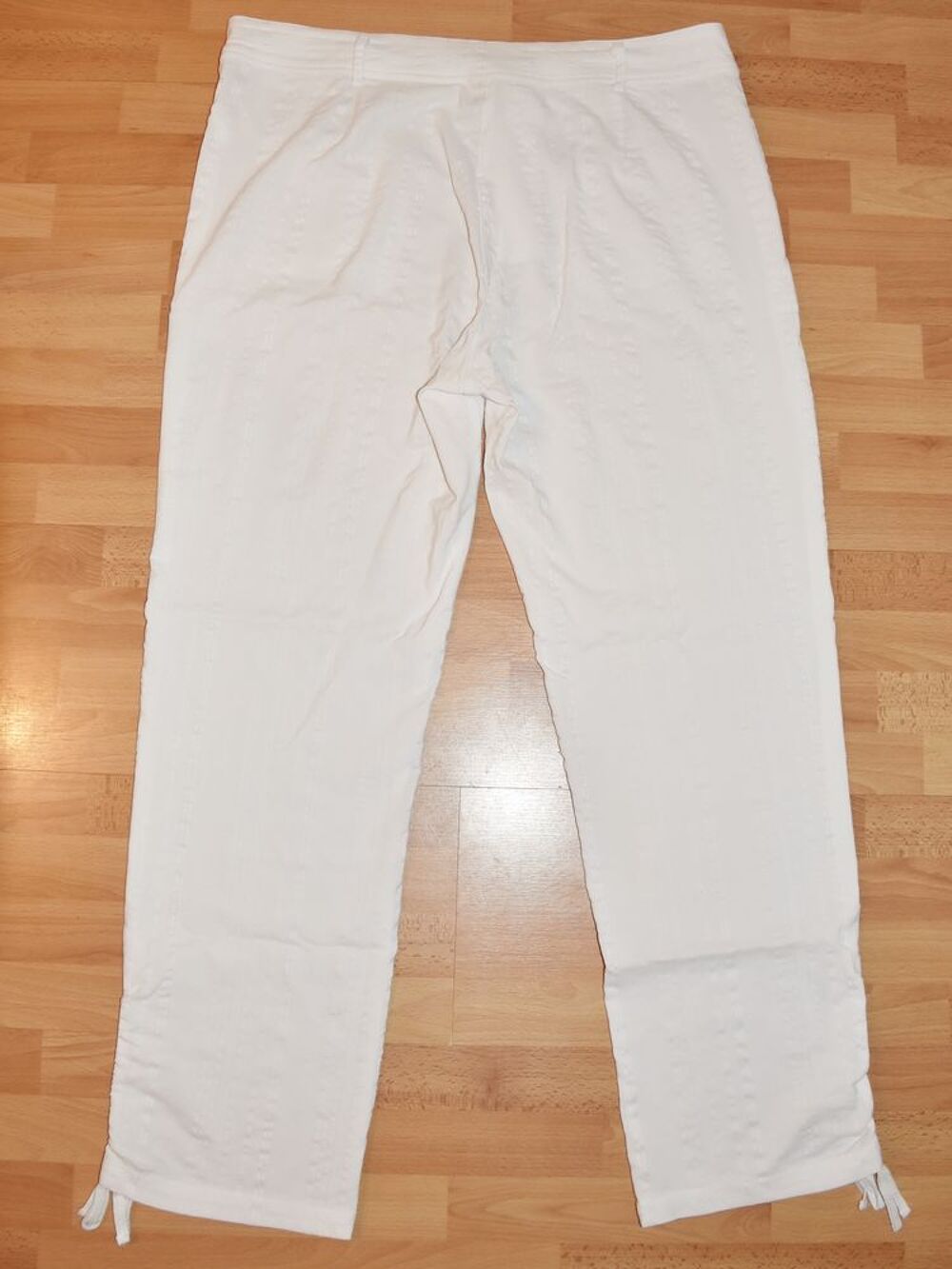 Pantalon blanc. Taille: 44. Via 28. Tr&egrave;s bon &eacute;tat Vêtements