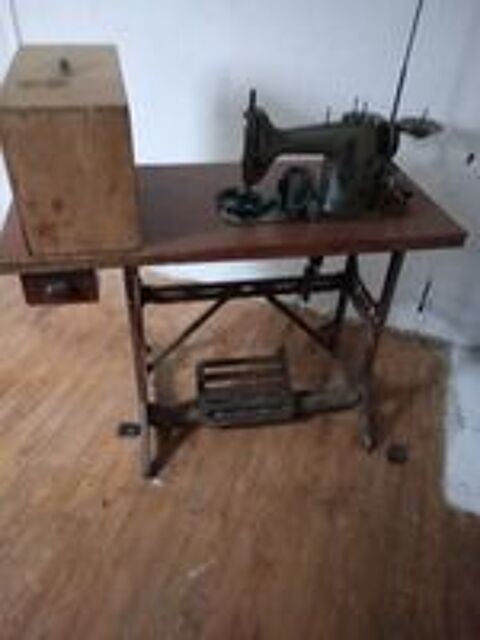   machine à coudre avec sa table et accessoires canettes 