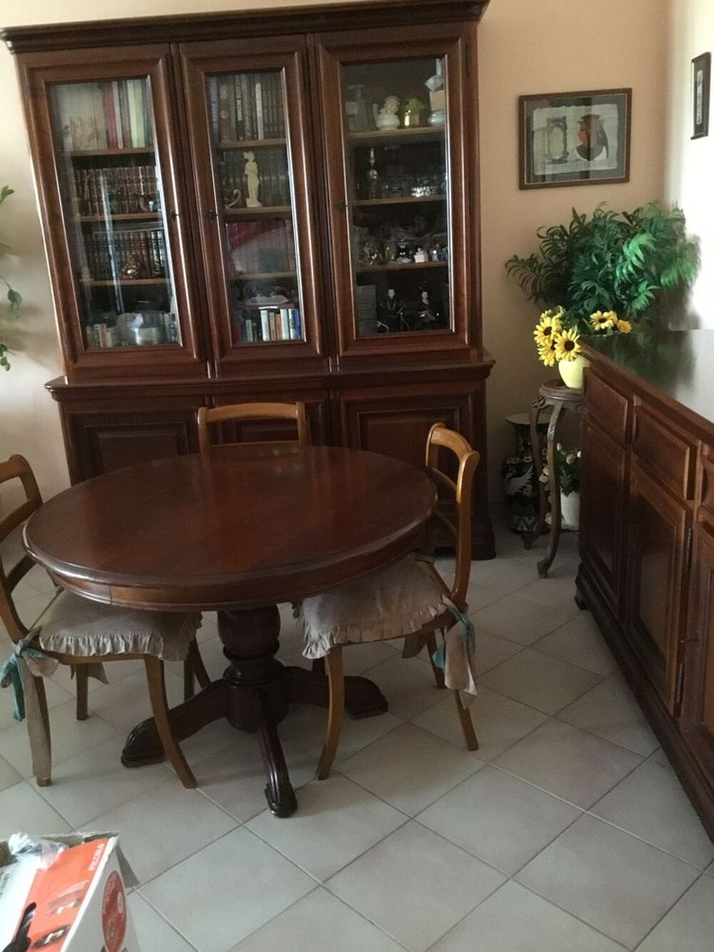 S&eacute;jour Biblioth&egrave;que table ronde et enfilade Louis Philippe Meubles