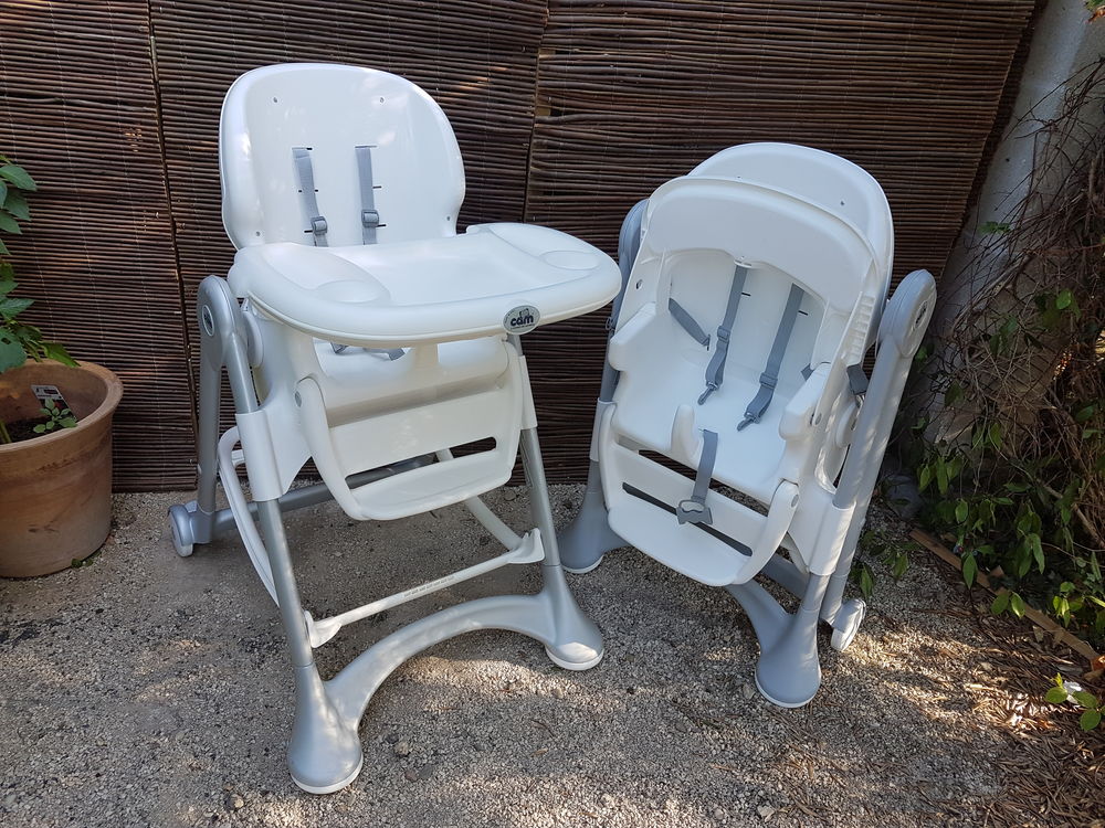 Deux chaises hautes de marque CAM pour jumeaux Puriculture
