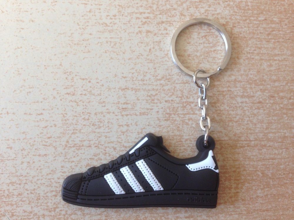 Porte cl&eacute; basket adidas mod&egrave;le superstar noir 