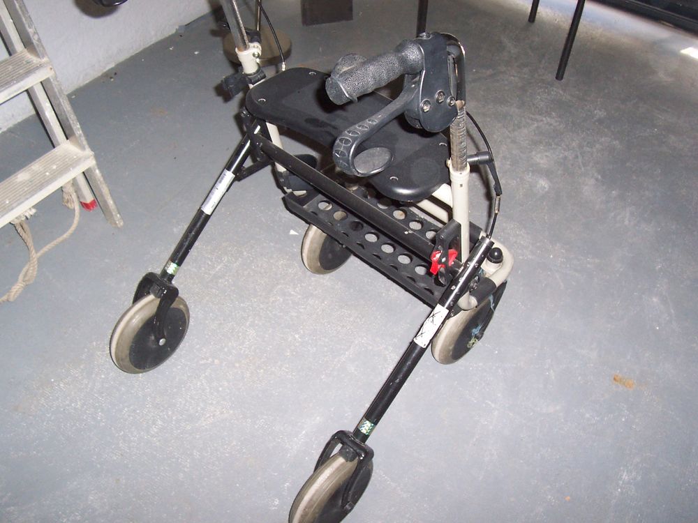 D&eacute;ambulateur &agrave; roulettes avec assise Sports