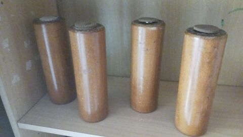 LOT DE 4 PIEDS DE LIT EN BOIS CYLINDRIQUES de 32 CM à 25€ Servas (01)
