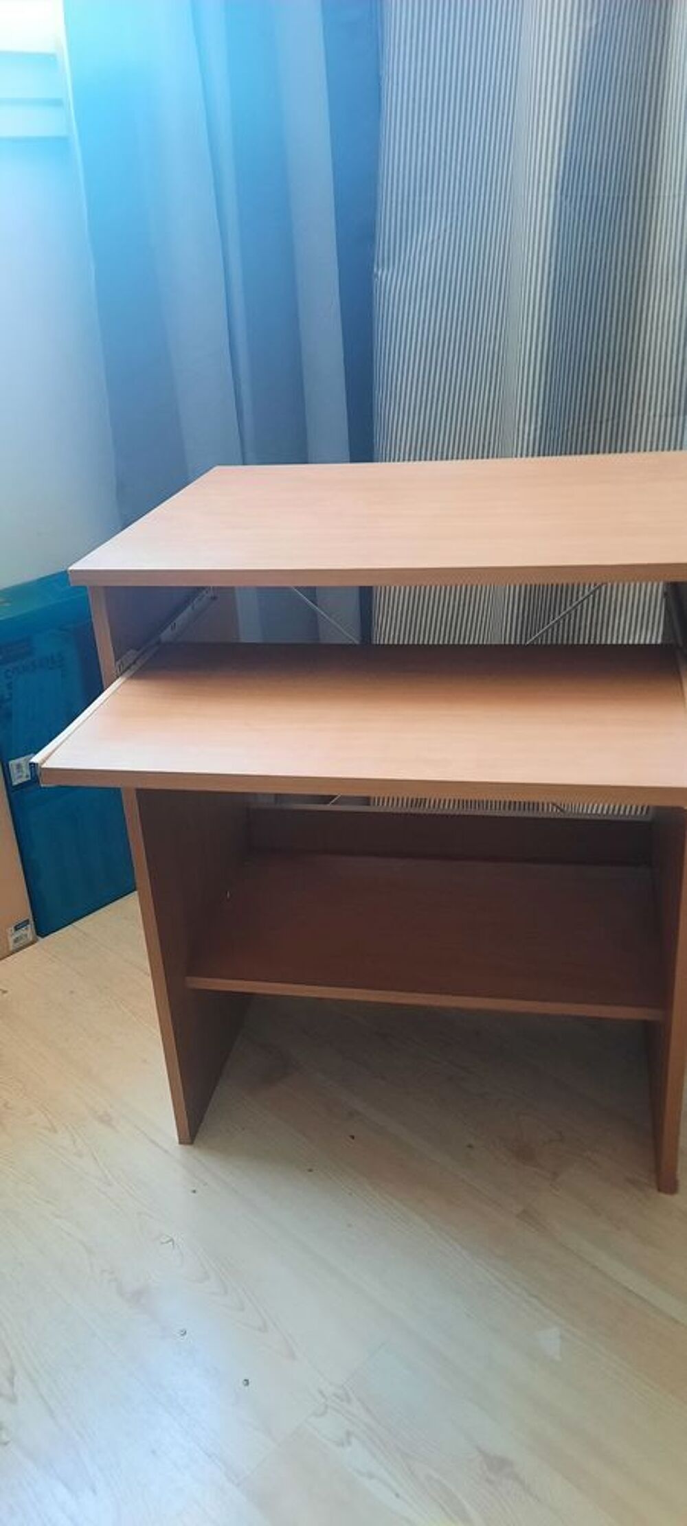 Meuble de bureau avec tablette &agrave; glissi&egrave;re pour ordinateur. Matériel informatique