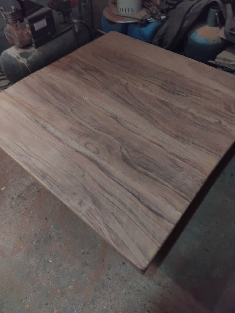 tr&egrave;s belle table de ferme ch&ecirc;ne massif
Et une table de salon Meubles