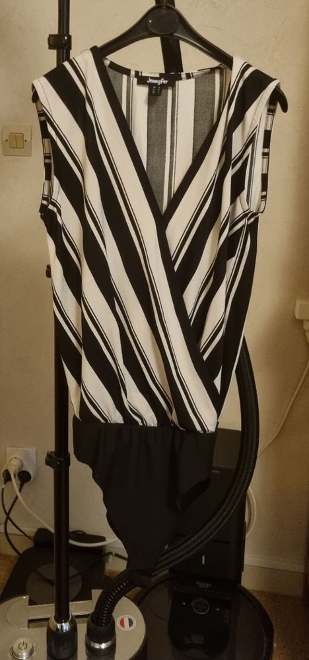 Body noir et blanc &agrave; rayures Jennyfer taille S ? style chic Vêtements